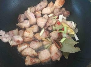 加入所有的香料炒香。