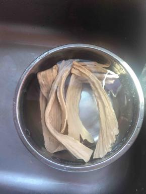 腐竹提前泡软。