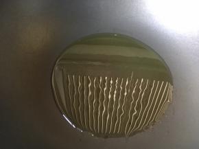 锅里热油，比炒菜要多一些