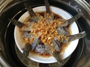 淋在虾上，大火上汽后蒸五六分钟即可