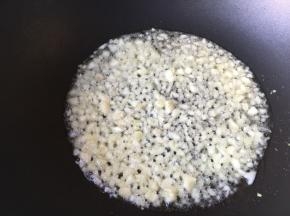下蒜末爆香