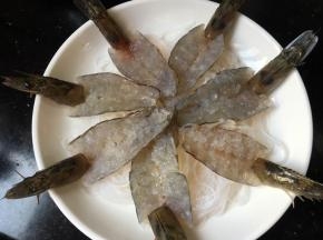 虾摆粉丝上