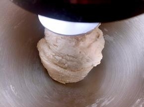 把做好的波兰种放入厨师机里，再把主面团除黄油以外的全部材料一起放入厨师机里，揉到面团光滑放入软化好的黄油继续揉。