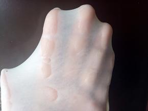 揉出手膜。把揉好的面团盖保鲜膜进行一发（温度不要超过28度）天凉了发酵时间会长一点60分钟左右。