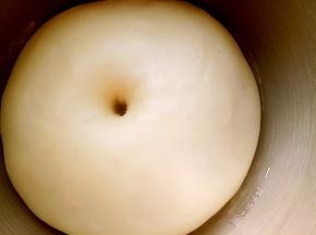面团发至2倍大，手指粘面粉在面团中间戳个洞，不回缩不塌陷证明已经发酵好了。