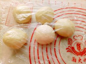 取出面团排气后，平均分成5份，滚圆盖保鲜膜松弛20分钟。