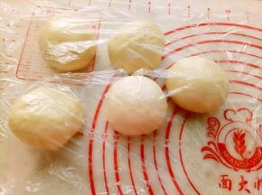 取出面团排气后，平均分成5份，滚圆盖保鲜膜松弛20分钟。