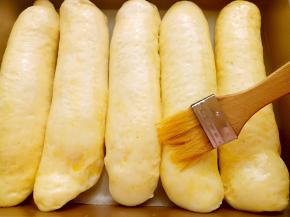 发至2倍大以后表面刷一层蛋液。烤箱180度预热（10分钟）。