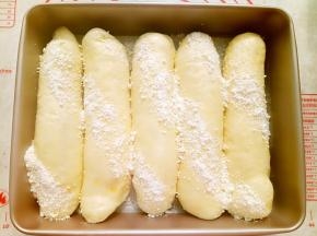 酥粒撒好以后，放入已经预热好的烤箱里180度中层烤20分钟左右出炉。（注意观察表面上色情况，适当加盖锡纸，防止颜色过深）