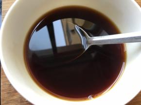 调一碗酱汁，酱油蒸鱼豉油蚝油白糖和适量开水