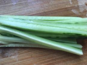 黄瓜去皮切条