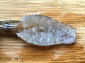 去虾尾，开背，去虾线，横着用刀把肉剁细，但是别断哦