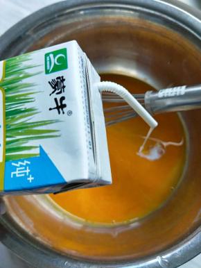 蛋黄蛋白分离，分别放入两个无水无油的盆里，蛋黄里面放入牛奶，搅拌均匀