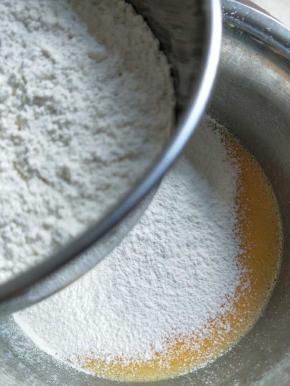 然后筛入面粉