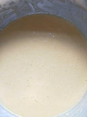 用橡皮刮刀轻轻搅拌均匀