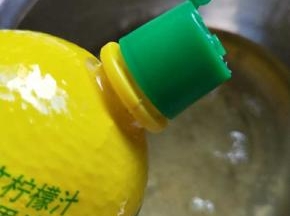 然后处理蛋白，加几滴柠檬汁