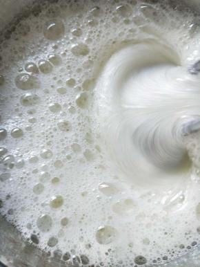 用打蛋器把蛋白打到鱼眼泡状的时候，加入1/3白砂糖