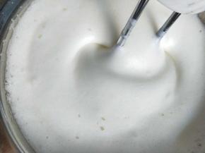 继续搅打到比较浓稠的时候，再加入1/3白砂糖