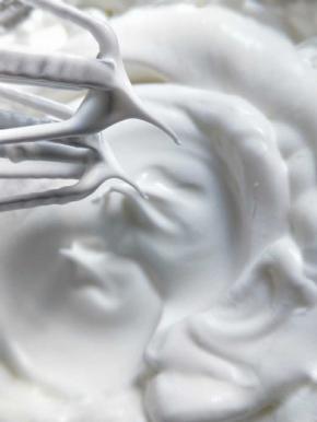 继续搅打到出纹路的时候，加入剩余的白砂糖，一直打到蛋白能拉出短小的小尖角