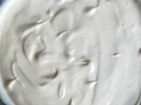 然后把所有蛋黄液倒入蛋白中，以翻拌方式拌均匀