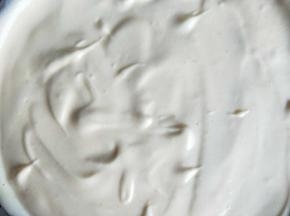 然后把所有蛋黄液倒入蛋白中，以翻拌方式拌均匀