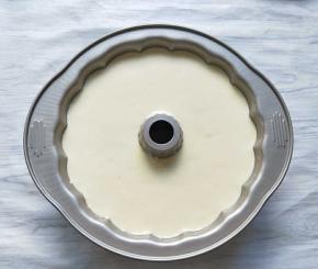 将混合好的蛋糕糊倒入模具中，端起模具使劲震几下，震出气泡