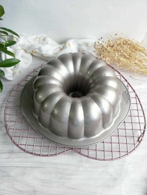 烤好的蛋糕取出后立即震几下，然后倒扣冷却