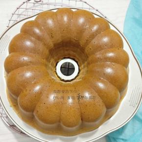 冷却过后的蛋糕即可脱模切块吃啦。