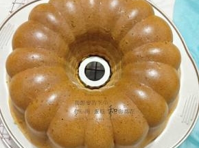 冷却过后的蛋糕即可脱模切块吃啦。