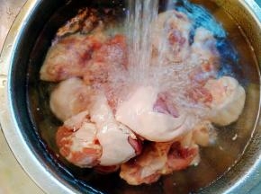 羊腿肉冲洗干净