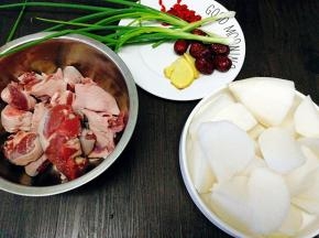 准备好材料，白萝卜留一小段，其余滚刀切法