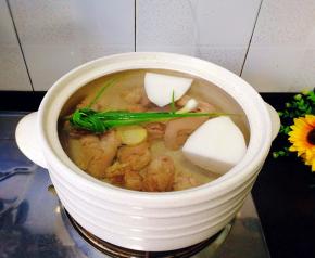 取一个砂锅准备好，放入焯水好的羊腿肉，加小香葱，姜片 红枣，大块萝卜，盐，料酒