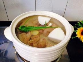 取一个砂锅准备好，放入焯水好的羊腿肉，加小香葱，姜片 红枣，大块萝卜，盐，料酒