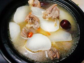 把羊肉汤装入酒精砂锅里