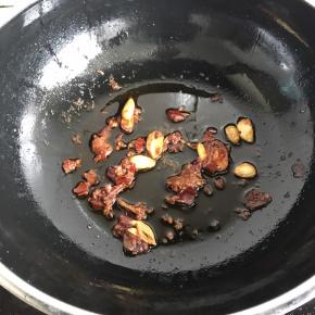 加一勺红油豆瓣酱翻炒