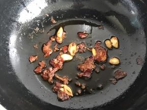 加一勺红油豆瓣酱翻炒