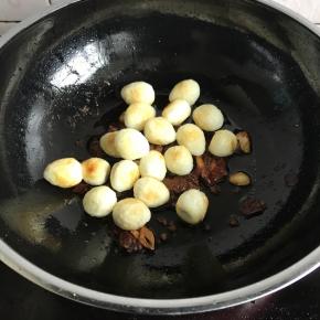 煎过的鹌鹑蛋放进去翻炒
