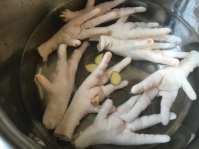 放料酒姜片焯一下