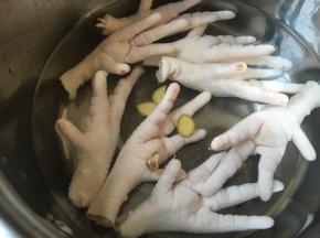 放料酒姜片焯一下