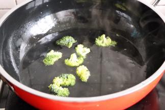西兰花撕小朵放开水里煮1分钟（锅里放少许油和盐，西兰花颜色更翠绿哦）