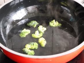 西兰花撕小朵放开水里煮1分钟（锅里放少许油和盐，西兰花颜色更翠绿哦）