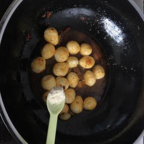 加1g盐，再加半勺鸡粉调味