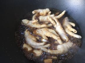 放入鸡爪