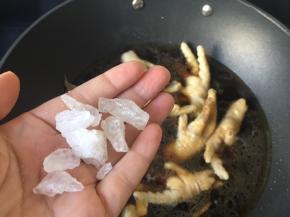 冰糖香料一起放，并加多一点水焖煮20分钟以上