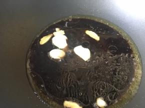 倒入酱汁