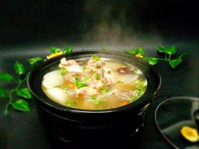 再次煮开后加入葱花，鸡粉