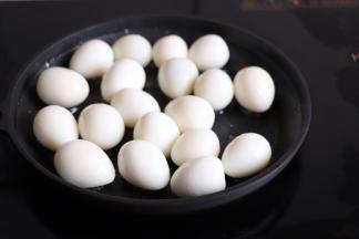 锅中放油烧热，鹌鹑蛋放进去煎