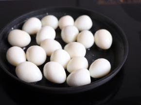 锅中放油烧热，鹌鹑蛋放进去煎