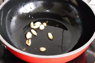 炒锅放油烧热，蒜瓣爆炒