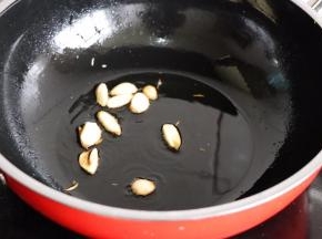炒锅放油烧热，蒜瓣爆炒
